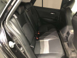 【後部座席】も当然、綺麗・清潔に仕上げております。内装の綺麗なお車は気持ちが良いですし、コンディションのいい車が多いです。これもオススメの1台です。