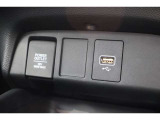 USBオーディオ用ソケットがついていますので携帯電話などを接続すれば音楽等の再生が可能です!