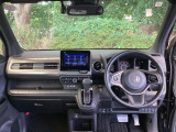 フロントガラスが大きく、ワイドな視界で運転もしやすくなるように、設計されています。