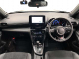 シンプルながら機能性あふれる運転席廻りです。視界性もよく、運転しやすいですよ。