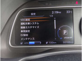 左側の液晶表示で車両設定や各種機能の設定が出来ます。