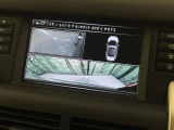 サラウンドカメラ『狭い場所でも安心して駐車できるようにサポート。タッチスクリーンの表示と音で障害物との距離を確認できます。車幅感覚に慣れていない方や駐車の苦手な方には必見の装備といえます♪』