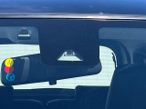 【スマートアシスト】走行中に前方の車両等を認識し、衝突しそうな時は警報とブレーキで衝突回避と被害軽減をアシスト。より安全にドライブをお楽しみいただけます。