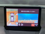 【360&deg;ビュー・モニター】前後左右4つのカメラ映像をさまざまな走行状況に応じて切り替えてセンターディスプレイに表示することで、駐車時や狭い道でのすれ違い時、見通しの悪い交差点進入時でも安心感を高めます。