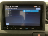 HondaCONNECT対応の便利なナビディスプレー。お持ちのスマートフォンと連携して、ナビやBluetoothでの音楽再生が可能です。デザインはもちろん、操作性も良好です。