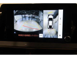 パノラミックビューモニター付きです。車両を上から見たような映像をディスプレイ画面上に表示。運転席からの目視だけでは見にくい、車両周辺の状況をリアルタイムでしっかり確認できます。