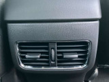 後部座席の乗員が快適に過ごせるよう、アームレスト付きコンソールボックス後部にエアコンの風向きを調整できる吹き出し口を装備しています。