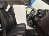 女性でも運転がしやすいように、シートの高さ調整機能(シートリフター)がついています。運転席と助手席の間が空いている為、助手席側への移動がスムーズです。交通量の多い道でも助手席側から乗り降りができます。
