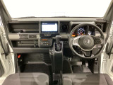 車内は光触媒抗菌消臭施工済です。インパネ周りはスタイリッシュなデザインで機能や装備も充実しています。グローブボックスやカップホルダーのほかにトレーなどたくさんの収納スペースが付いています。