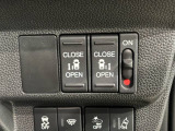 左右両側パワースライドドアが付いています。ワンタッチで簡単にお子様でも、お年寄りの方でも、開閉できますからとても便利です。キーレスや車内スイッチでも自動でドアの開閉ができます。