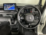 【ハンドル】運転にかかわる様々な操作を安全に行えるように視点移動が少なく操作性に配慮されたスイッチ類が凝縮されたコックピットです。