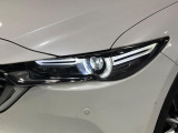 【LEDヘッドライト】悪天候や夜間走行時も良好な視界を確保し安心して運転できる高輝度LEDヘッドライトを装備!点灯速度が早く、消費電力も抑えられています。