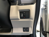 【片側電動スライドドア】リモコンや運転席のスイッチ操作のほか、ドアハンドルを少し引くだけでリアドアが自動開閉します♪