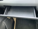 ダッシュボード助手席側上部にインストアッパーボックスがあり、収納に便利です。