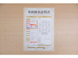 【車両検査証明書】店頭にて、クルマの状態が一目で分かる査証明書を公開中。トヨタ認定検査員が厳しく検査し、状態を点数と図解で表示しています。修復歴はもちろん、傷やヘコミの箇所や程度がご確認いただけます。