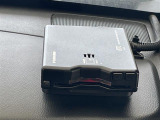 【ETC】有料道路を利用する際に料金所で停止することなく通過できる、ETC車載器(ノンストップ自動料金収受システム機器)が装備されています。セットアップを行うことで利用可能になります。