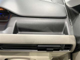 運転席収納ポケット。
