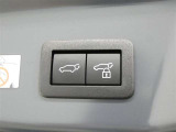 ワンタッチでバックドアが開閉。重たいバックドアも力いらずで開閉できる便利なパワーバックドア付きです!
