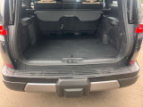 間口の広いトランク。トノカバー付きだから荷物の目隠しになりますね。