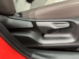 運転席シート座面は上下アジャスター付きです。お好みの位置に調整可能です。