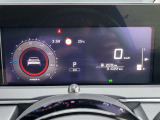前方ディスプレイには車両情報や設定が表示されます。