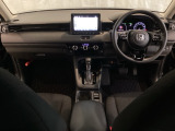 車内は光触媒抗菌消臭施工済です。インパネ周りはスタイリッシュなデザインで機能や装備も充実しています。グローブボックスやカップホルダーのほかにトレーなどたくさんの収納スペースが付いています。