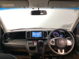 フロントガラスが大きく、ワイドな視界で運転もしやすくなるように設定されています。視認性のよいインパネ周りです。操作スイッチやカップホルダーも使いやすい位置に配置されています。