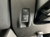 電動パーキングブレーキ、信号待ちや渋滞時などブレーキを踏み続ける場合に比べて足腰の疲労が軽減されるオートブレーキホールド付きです!