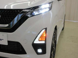 LEDヘッドライトです。デザイン性がよくとても明るいので、夜間の走行や悪天候でも安心です。しかも長寿命!