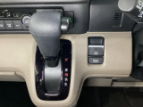 CVT車のセレクトレバーです。低速から高速まで、変速ショックのないスムーズな走りと、エンジン効率のよい領域を維持して燃費にも貢献します。サイドブレーキはスイッチ操作の電子制御パーキングブレーキです。