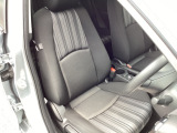 立体感があり、シート中央部とサイド部をくっきりと分断したサポート性の高い形状のシートが「人馬一体」感を強く演出しています。