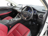 シンプルで使いやすいデザインの運転席です。