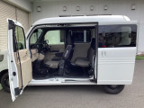 クルマの左側にもうひとつの大開口を。助手席側センターピラーレスです。荷物を抱えながら乗り降りできます。