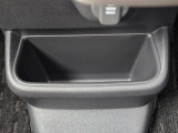 足元には便利なセンターロアボックスを設置。車内を整理しやすく、使い勝手の良さが魅力です。