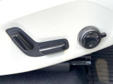【メモリー機能付きパワーシート】ドライバーごとに設定したシート位置を記憶して、ボタン一つで切り替えできる便利な機能!運転する方が複数名いらっしゃるご家庭におすすめです。
