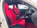 【専用スポーツシート】ホールド性に優れ、カーブ時の体が流れを抑制してくれます。また、体にフィットするから腰や背中が疲れにくく、ロングドライブや高速走行でも快適にお過ごしいただけます♪