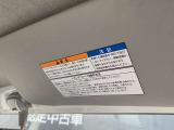 サンバイザーの画像です。前方からの日差しを防ぐ時は下げて頂くことで使用できます。チケットホルダー付きですので、ボールペンやカードなどすぐに準備が可能です。