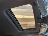 【サンルーフ】開放感たっぷりの希少装備、サンルーフが装着されています!車内に明かりを取り入れたり景色を楽しむ以外にも、車内の空気も簡単に換気できて快適です!