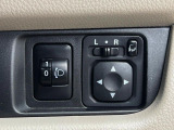 【電動格納ミラー】サイドミラーは電動格納式となっており、狭い駐車場でもキズがつくリスクを抑えられます。
