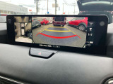 360&deg;ビューモニターでは、両サイドとフロント、バックカメラの合成で、あたかも上空から見下ろした様に周囲を確認して頂けます。駐車場だけでなく、T字路等でも活躍のアイテムです!