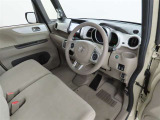 シンプルで使いやすいデザインの運転席です。
