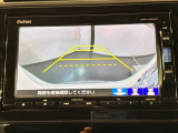 リバースギアに入れるだけで後方の表示へ切り替わります。夜間や雨の日の駐車も楽になりますよ。