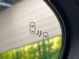 【ブラインドスポットモニター】走行中、ドアミラーの死角になりやすい箇所に後続車が接近するとサイドミラーのレンズに警告を表示!ドライバーに注意喚起をしてくれます。