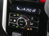 【オートエアコン】車内温度を感知して自動で温度調整をしてくれるのでいつでも快適な車内空間を創り上げます!どの席に座っても快適なドライブが楽しめます♪