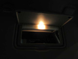運転席側と助手席側にバニティミラーついていますちょっとした身だしなみが確認できます。