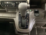 CVT車のセレクトレバーです。低速から高速まで、変速ショックのないスムーズな走りと、エンジン効率のよい領域を維持して燃費にも貢献します。サイドブレーキはスイッチ操作の電子制御パーキングブレーキです。