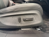 運転席にはパワーシートが装備。お好みの高さに調整可能です。自分好みのポジションで運転って楽ですよね。上下にも設定が可能です。
