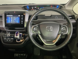 【ハンドル】運転にかかわる様々な操作を安全に行えるように視点移動が少なく操作性に配慮されたスイッチ類が凝縮されたコックピットです。