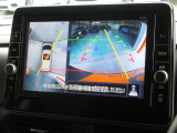 クルマの真上から見ているかのような映像によって、周囲の状況を知ることで、駐車を容易に行うための支援技術です。
