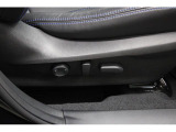運転席10ウェイパワーシート。前後スライド、前チルト、シートリフター、リクライニング、ランバーサポートの調整を電動化。最適なポジションを提供します。